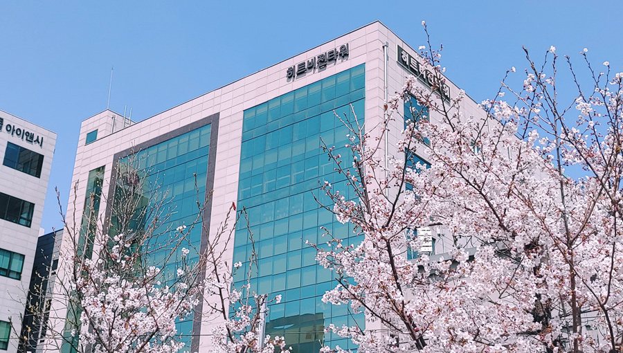 벚꽃이 핀 부천 히트비젼타워 사옥 외관